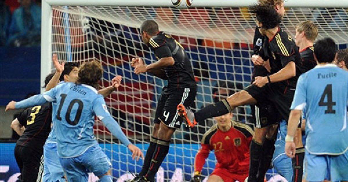 На останній хвилині Форлан пробиває штрафний і попадає у перекладину... / © AFP