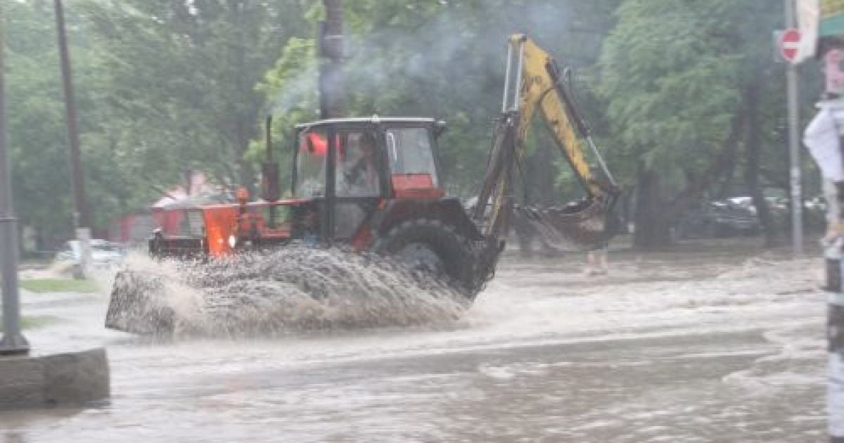 Авто потопали у маленьких вуличних річках, причому деякі з них надовго. / © Репортер Запоріжжя