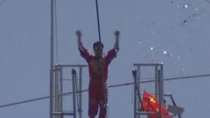 Китайський канатоходець провів 2 місяці над стадіоном у Пекіні