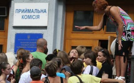 В Україні розплодились вузи-"супермаркети дипломів", а вступники їдуть вчитись за кордон