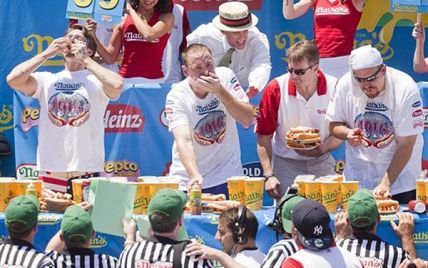 Американець виграв конкурс, з'ївши 54 хот-дога за 10 хвилин
