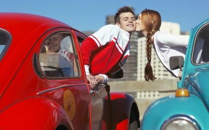 Італійцям заборонили цілуватися в авто