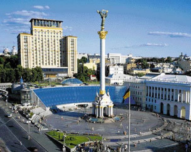 Вибиті вікна, понівечені фасади: РФ атакувала відомі готелі «Україна» та «Дніпро» в центрі Києва