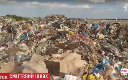 На Рівненщині невідомі вивантажили сім фур львівського сміття