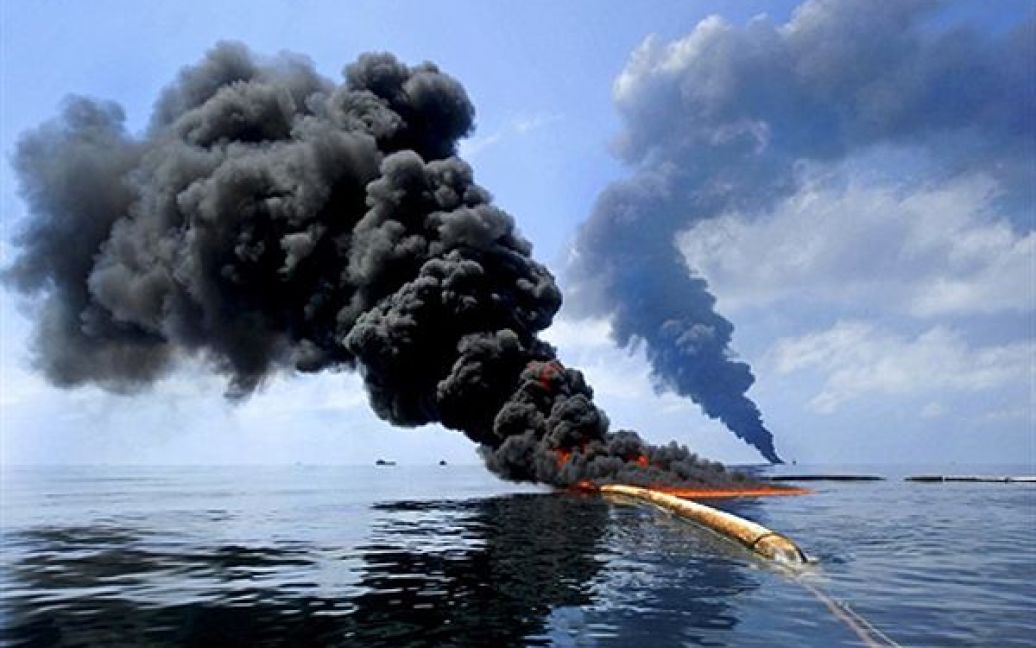6.05. Нафта, яка виливається з платформи "Горизонт" компанії ВР, горить у Мексиканському заливі. На ліквідацію наслідків катастрофи у Мексиканському заливі, яку вже визнано найбільшим екологічним лихом, може бути витрачено до 3 місяців. / © AFP