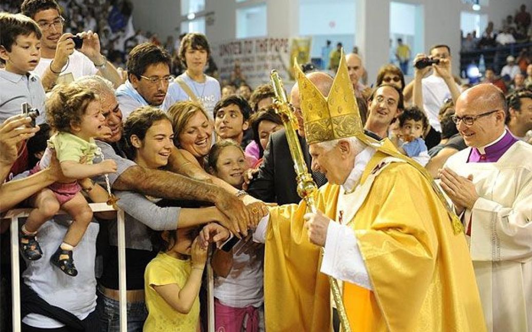 Кіпр. Папа Римський Бенедикт XVI вітає віруючих, які зібрались перед службою у спортивному комплексі "Елефтерія" у Нікосії. / © 