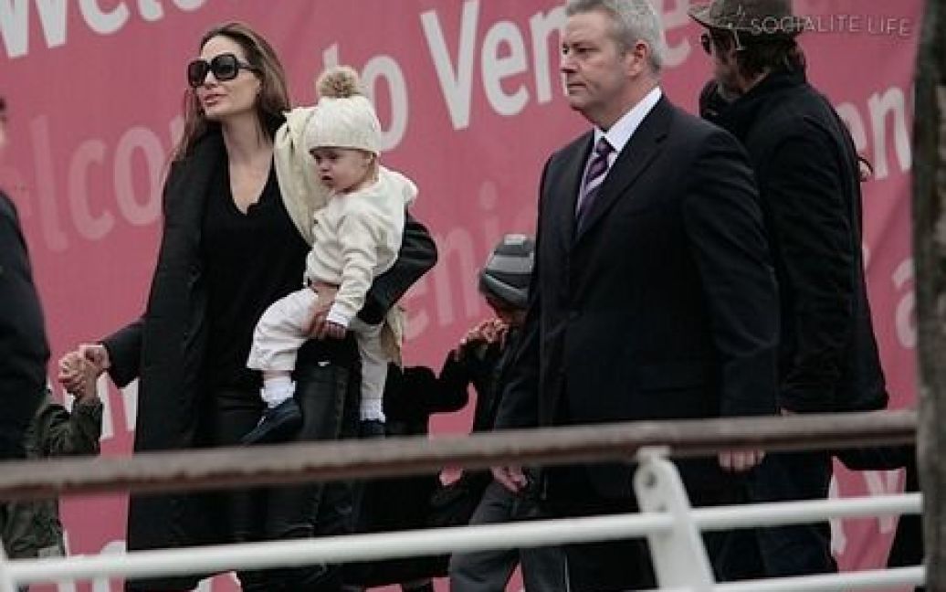 Анджеліна Джолі з родиною / © Socialite Life