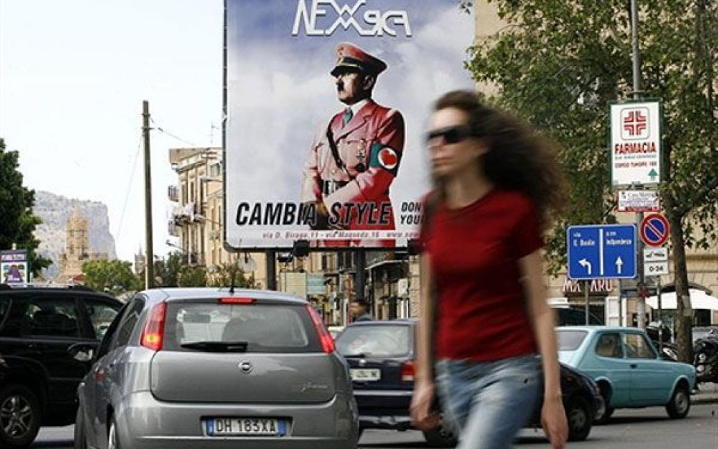 Італія, Палермо. На рекламних щитах у місті Палермо зображений Адольф Гітлер у рожевій уніформі. Його образ використали для реклами модного одягу. На рекламному плакаті німецький диктатор носить нарукавну пов&#039;язку з червоним серцем і рожеву уніформу, гасло під портретом говорить: "Зміни стиль. Не наслідуй свого лідера". / © AFP