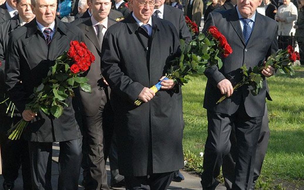У церемонії покладання квітів також взяли участь члени Уряду та представники київської влади. / © kmu.gov.ua