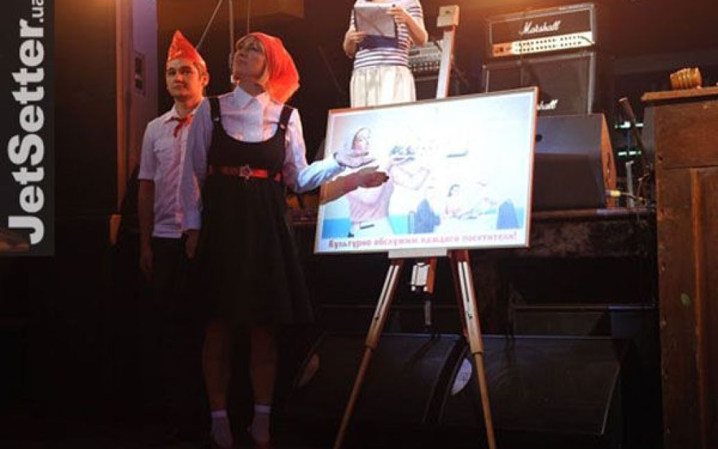 Маргарита Ващук представляє лоти аукціону "Агітплакат" / © jetsetter.ua