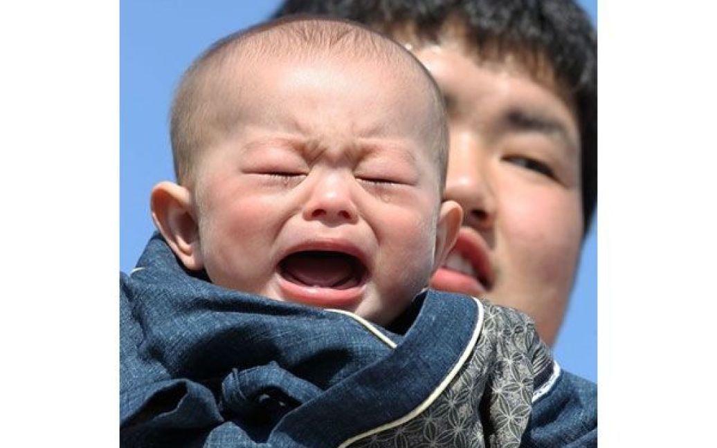 У тому випадку, якщо дитину не вдається довести до сліз, суддя змагання надягає страшну маску і починає дратувати малюка. / © Getty Images/Fotobank