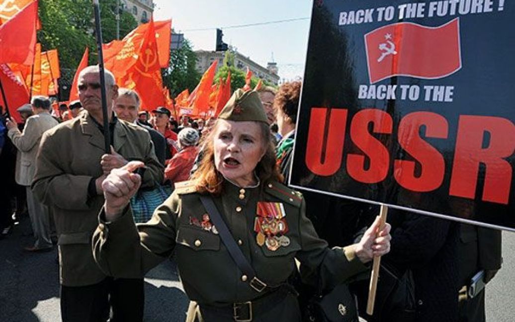 Прихильниця Комуністичної партії України під час урочистого мітингу з нагоди Дня солідарності трудящих. / © AFP