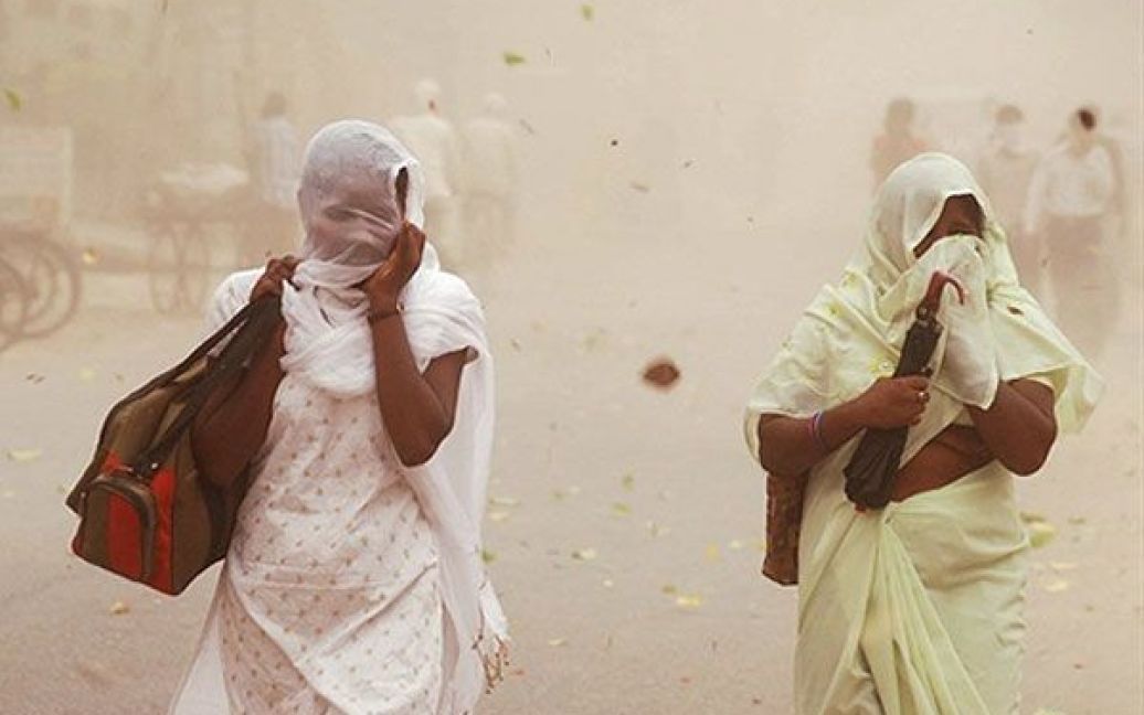 Індія, Джанпур. Дівчата закривають обличчя під час піщаної бурі. В Індії продовжується спека, на півночі країни температура піднялась вище 40 градусів за Цельсієм. / © AFP