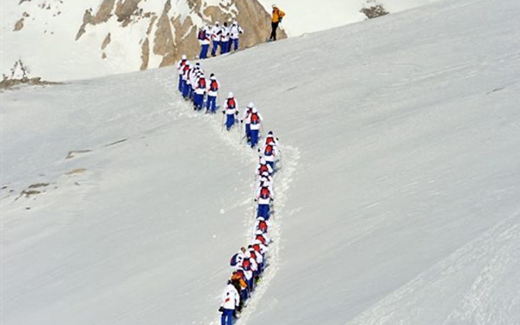 Французька збірна переходить через Альпи. Також до комплексу тренувань збірної Франції були включені щоденні велосипедні заїзди. / © AFP