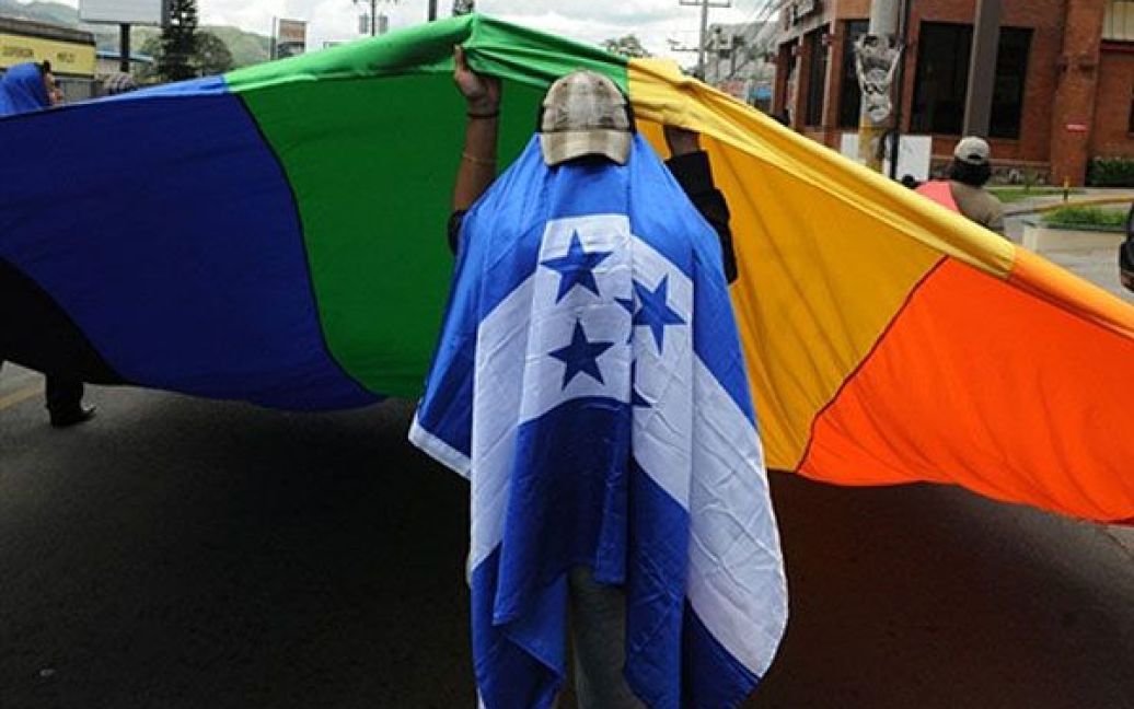 Гондурас, Тегусігальпа. Члени Асоціації лесбіянок, геїв, транссексуалів і бісексуалів "Веселка" ("Arcoiris") провели демонстрацію з нагоди Міжнародного дня боротьби з гомофобією. / © AFP