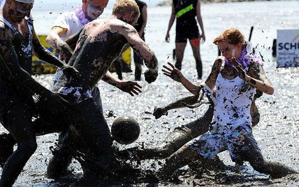 У Німеччині на узбережжі Північного моря провели традиційні європейські Олімпійські ігри у багнюці 2010, або "Wattoluempiade" / © Getty Images/Fotobank