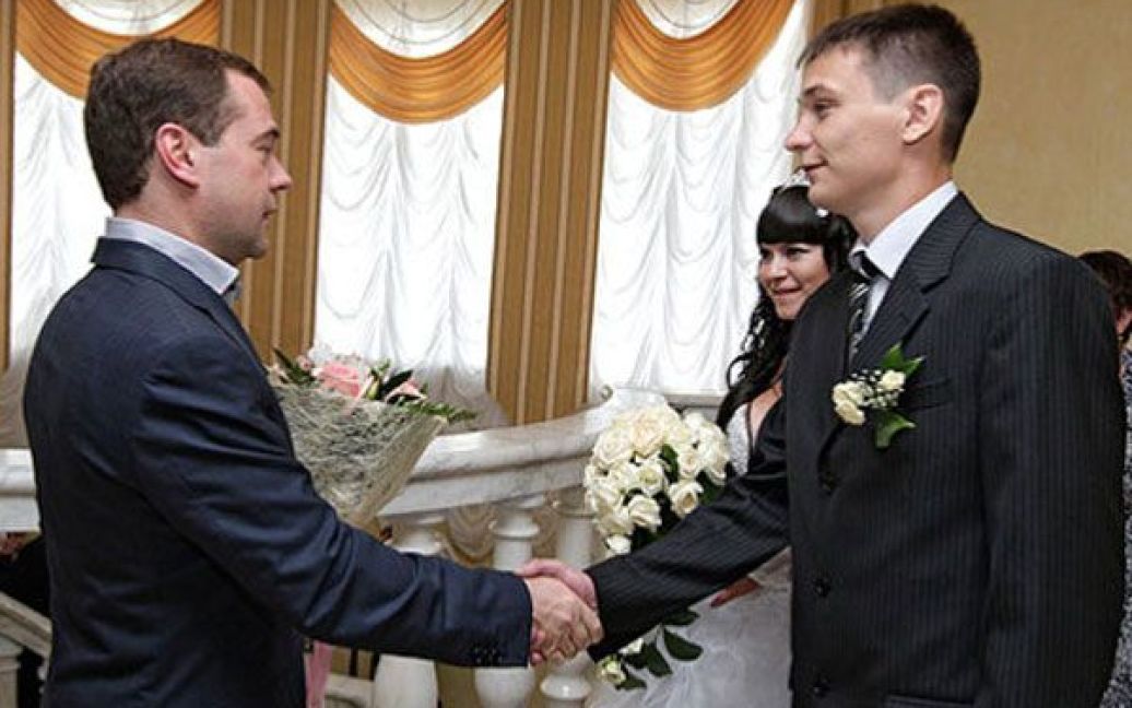 У Палаці одружень глава держави став не тільки свідком весіль трьох пар молодят, але і залишив їм вельми цінні подарунки. / © dni.ru