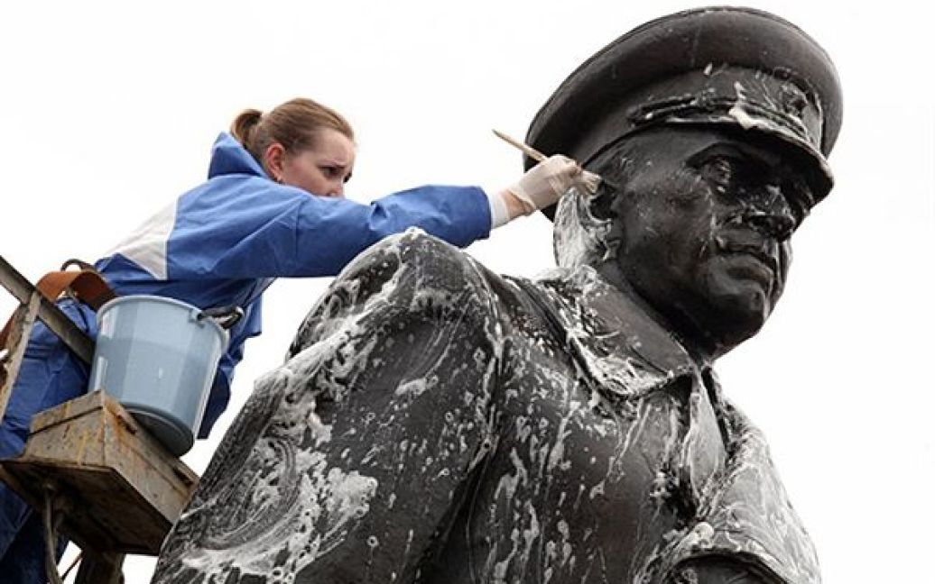 Санкт-Петербург. Муніципальна співробітниця відмиває пам’ятник маршалу Жукову до Дня перемоги. / © AFP