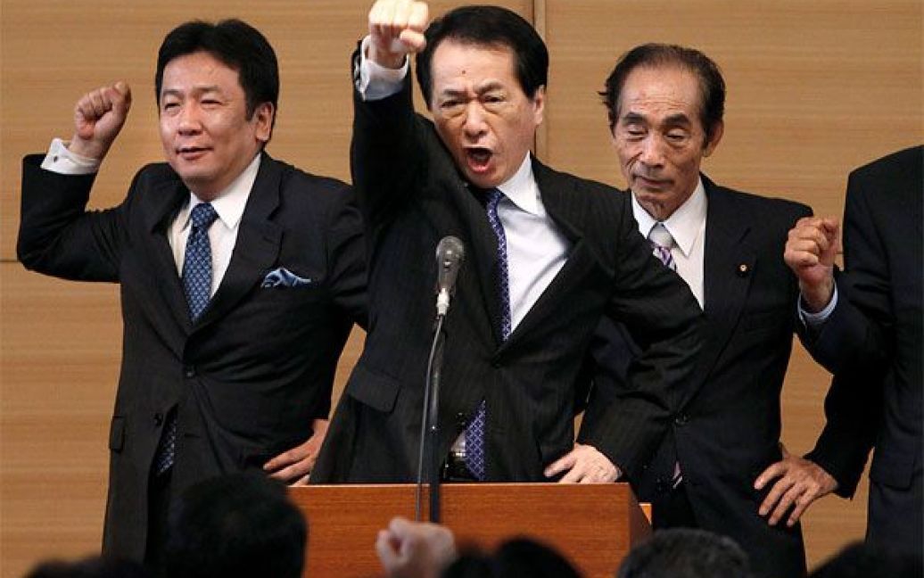 Японія, Токіо. Новий прем&rsquo;єр-міністр Японії Наото Кан (в центрі) і члени демократичної партії кричать "Будемо боротись" під час законодавчих зборів у Токіо. Правляча партія обрала нове керівництво і новий кабінет міністрів, які мають вирішити проблему фінансової реформи у країні. / © 