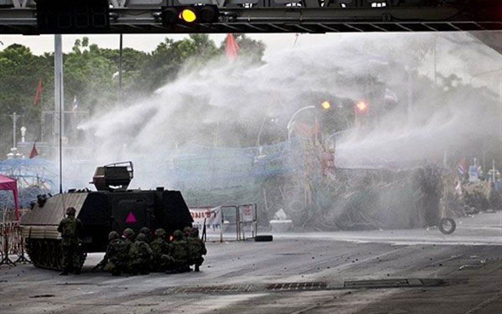 За повідомленнями очевидців, перед штурмом поліцейські застосували проти демонстрантів сльозогінний газ / © AFP