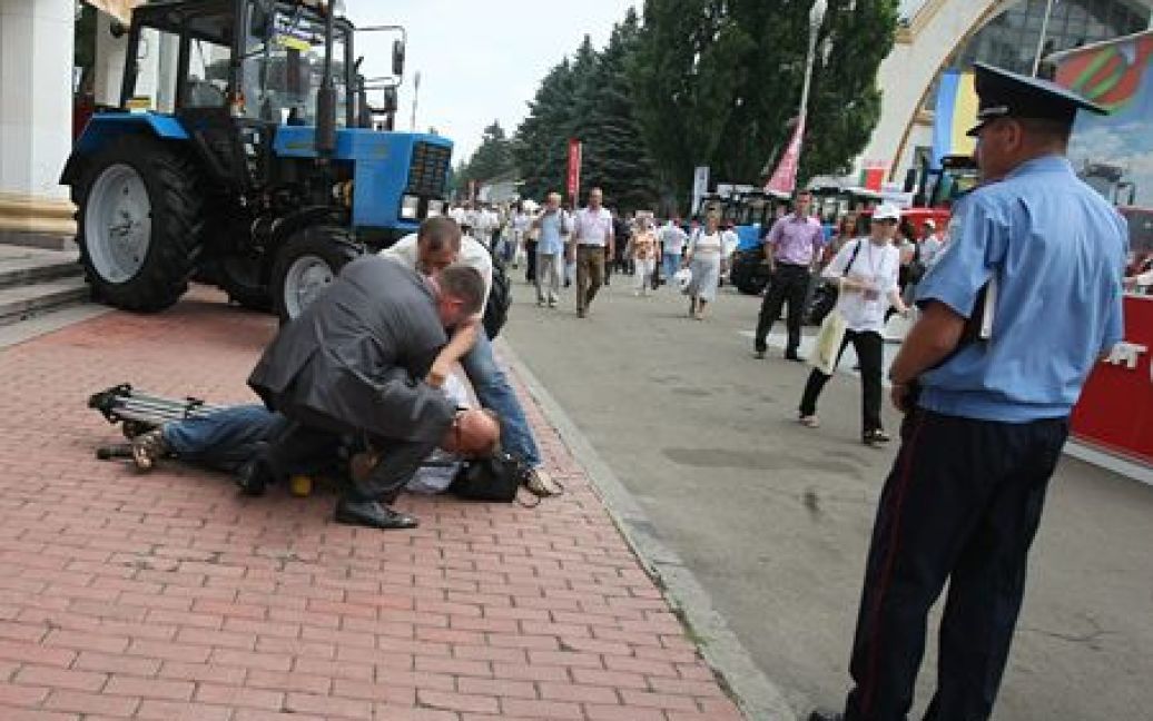 Співробітники Управління державної охорони повалили журналіста на підлогу, коли він намагався пройти за Януковичем, який оглядав експозицію виставки "Агро-2010" після проведеного ним короткого брифінгу. / © IMK
