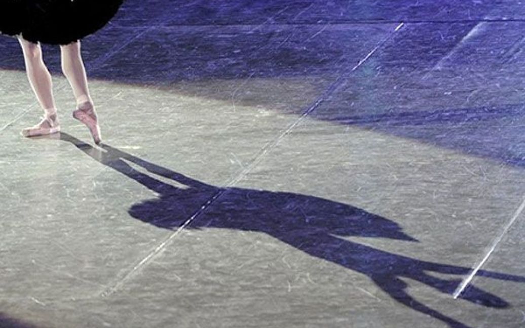 Колумбія, Калі. Танцівниця з німецького балету Магдебурга виконує номер з "Лебединого озера" під час відкриття 4-го Міжнародного фестивалю балету у Колумбії. / © AFP