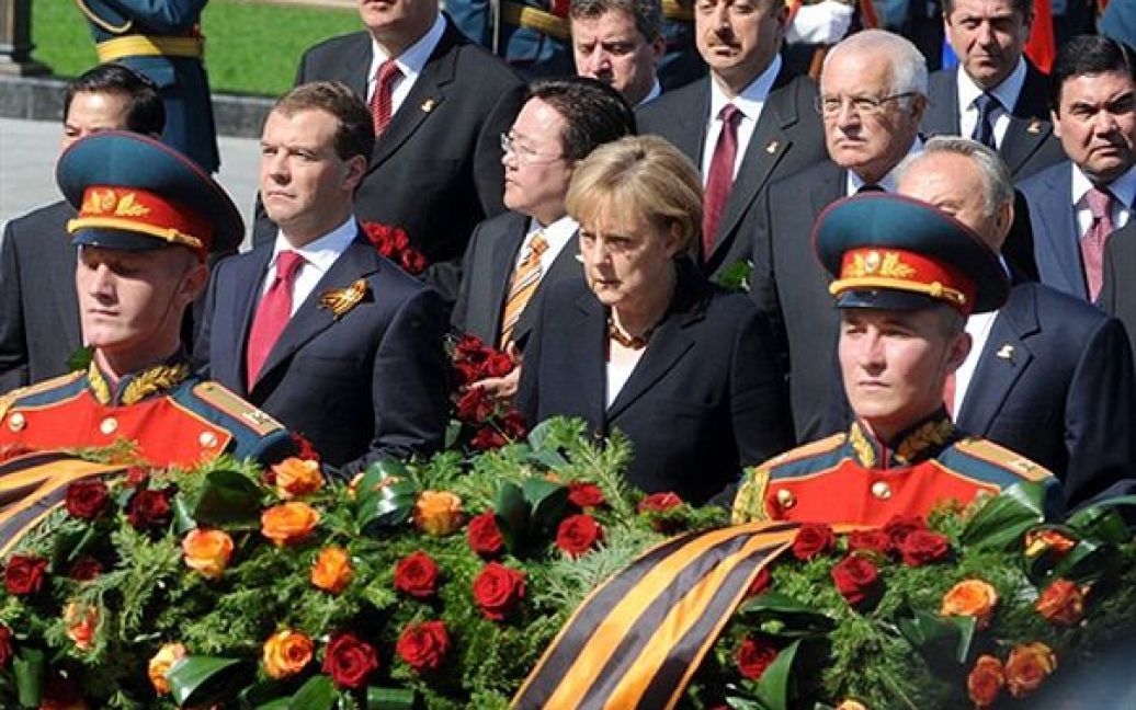 Ангела Меркель, Дмитро Мєдвєдєв та Ху Цзіньтао покладають квіти до могили невідомого солдата / © AFP