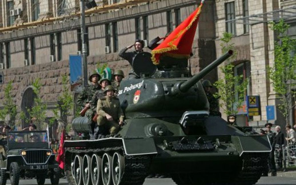 9 травня Хрещатиком також пройдуть танки Т-34, джипи "Вілліс", вантажівки з пушками-"сорокап’ятками", легендарні "катюші". / © УНІАН