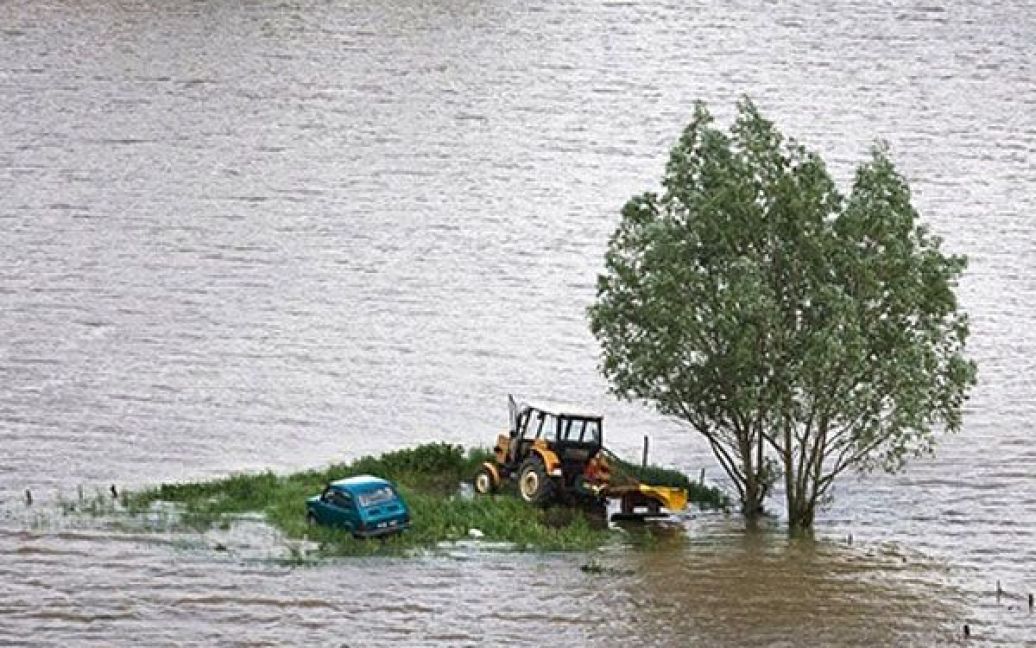 Хвиля паводків продовжує рухатися з півдня на північ країни по Віслі, Одеру та інших річках. / © AFP