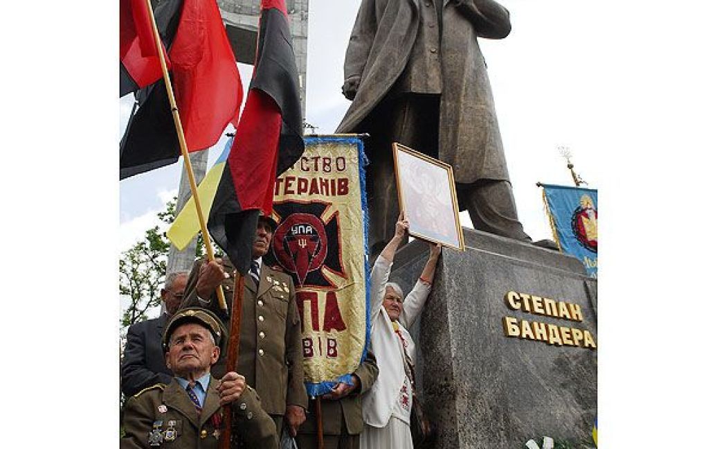 Ветерани УПА беруть участь у мітингу біля пам&#039;ятника Степану Бандері / © zik.com.ua