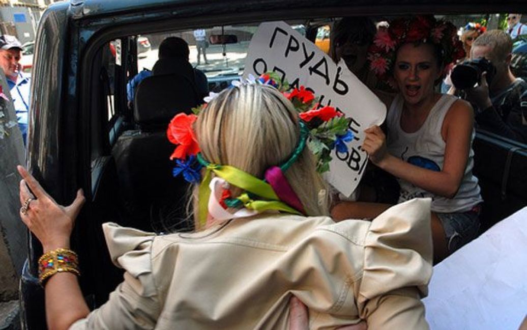 За інформацією лідеру жіночого руху, вимога затримати активісток виходила від посольства Російської Федерації. / © Жіночий рух FEMEN