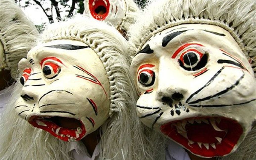 Індонезія, Маланг. Трайдиційний індонезійський фестиваль масок Топенг провели у Малангу (Східна Ява). Фестиваль проходить одночасно у різних регіонах Індонезії. / © AFP