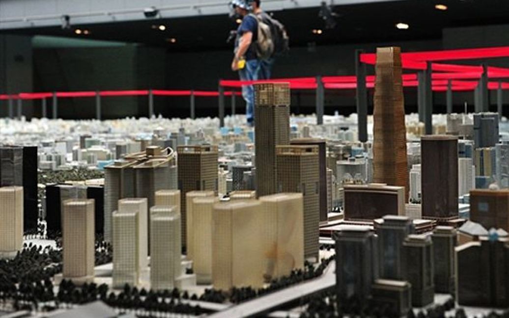 Відвідувачі оглядають стенд розвитку Пекіну на виставці містобудування. За офіційними даними, ріст цін на нерухомість у китайській столиці вповільнився за останній місяць. / © AFP