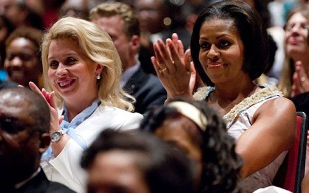 Перші леді США і Росії Мішель Обама і Світлана Мєдвєдєва відвідали Школу мистецтв Дюка Еллінгтона у Вашингтоні, де на їхню честь давали виставу виставу "Художні інтерлюдії" / © AFP