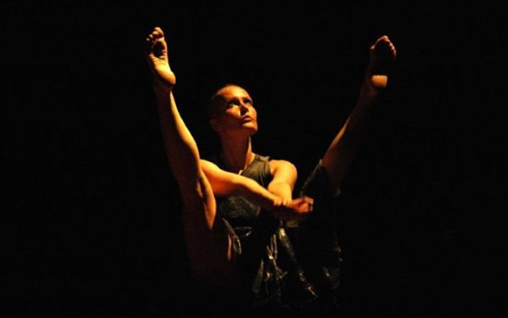 Виступ шведської танцівниці та хореографа Вірпі Пахкінен на 32-му Балійському фестивалі мистецтв у Денсапарі. / © AFP