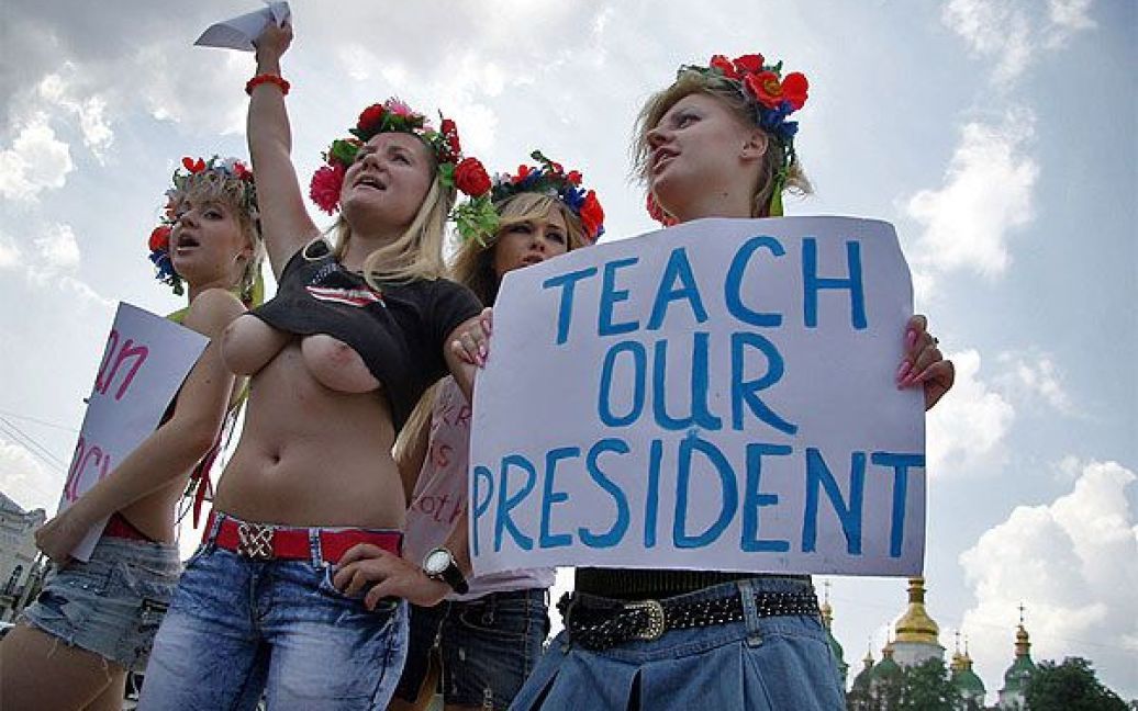 Активістки жіночого руху FEMEN звернулись до Гілларі Клінтон з проханням навчити український уряд гендерній рівності та демократії. / © Жіночий рух FEMEN
