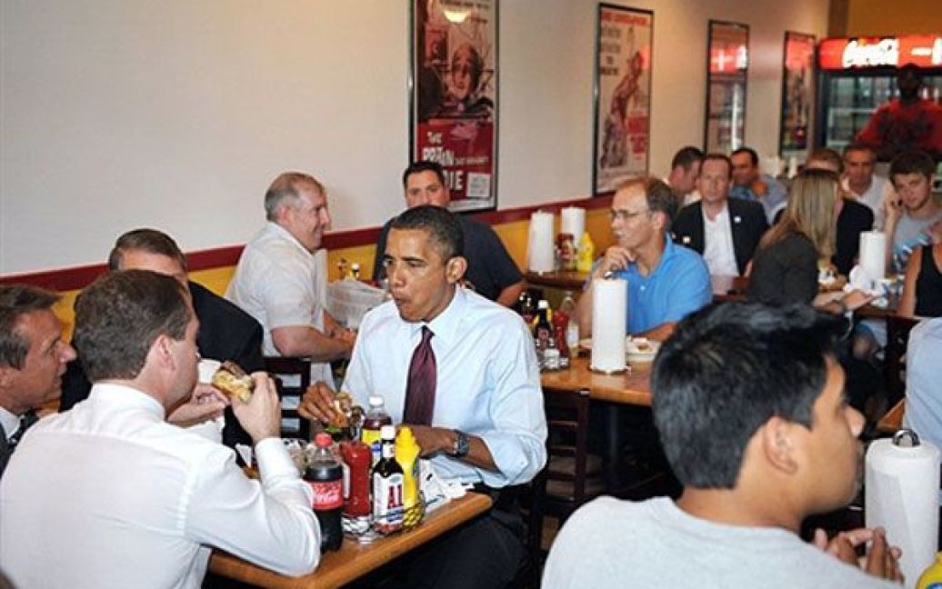 У Арлінгтоні президенти поснідали бургерами. / © AFP