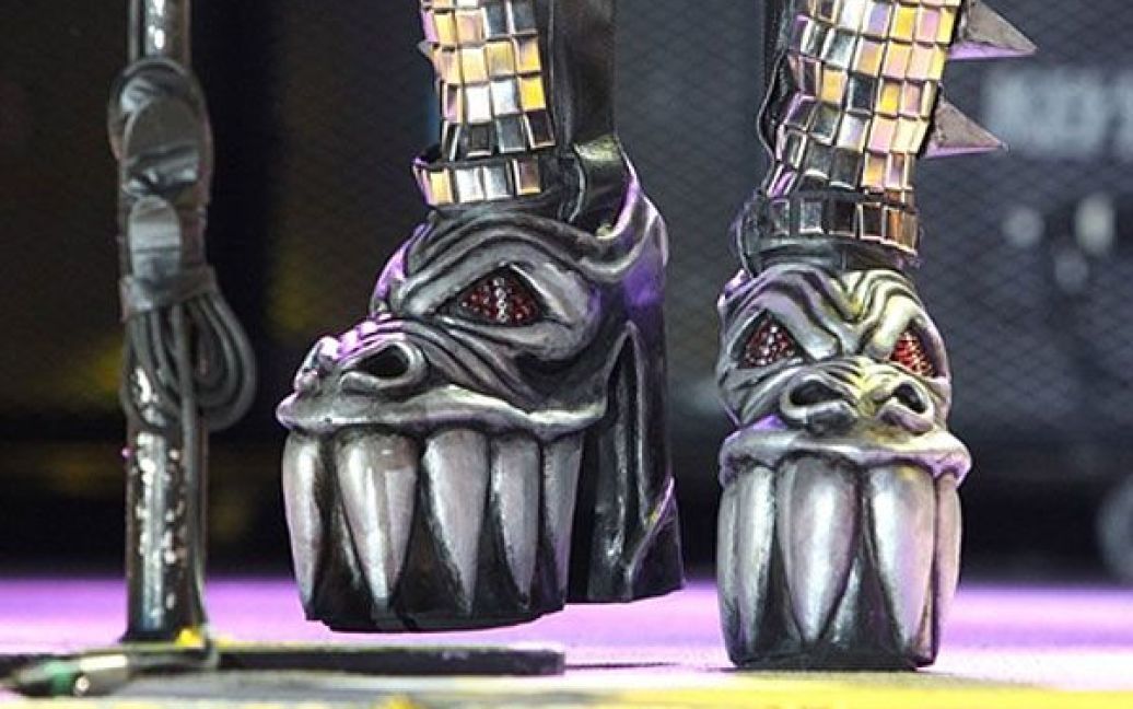 Німеччина, Лейпциг. Взуття Джина Сіммонса з американського хард-рокового гурту "Kiss". "Kiss" дали концерт у Лейпцигу, перший у німецькому турне гурту під назвою "Sonic Boom Over Europe". / © AFP