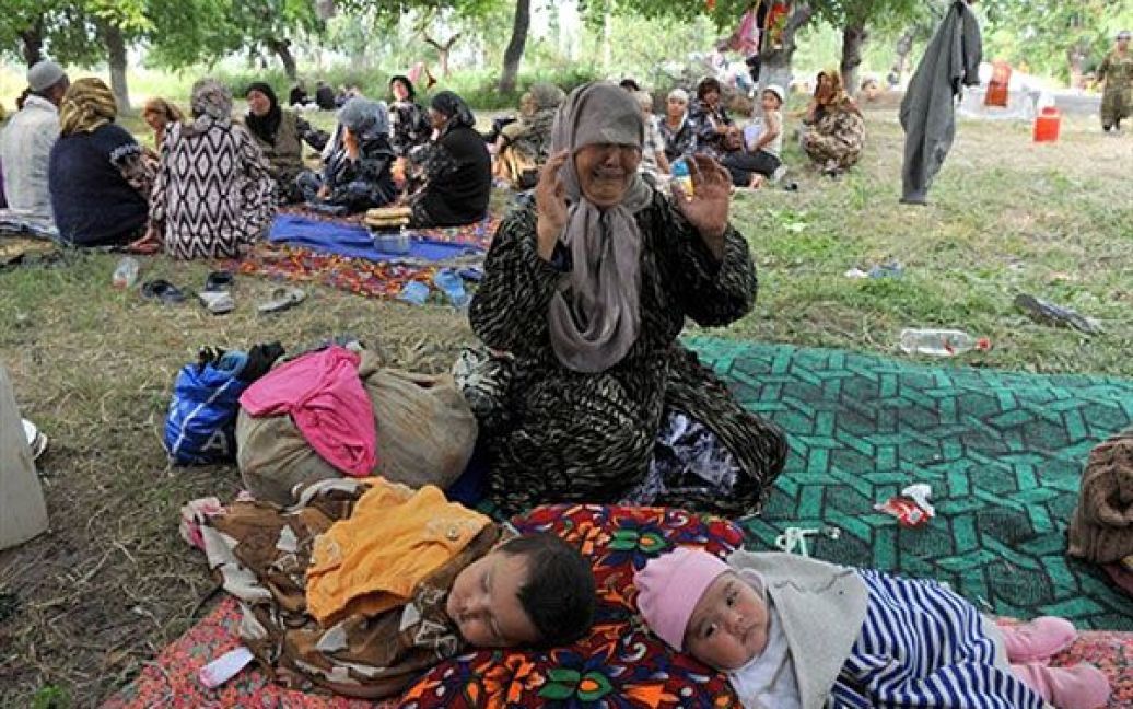 14 червня повідомлялося, що влада Узбекистану вирішили закрити кордон, щоб обмежити потік біженців, проте через кордон продовжують пропускати жінок і дітей. / © AFP