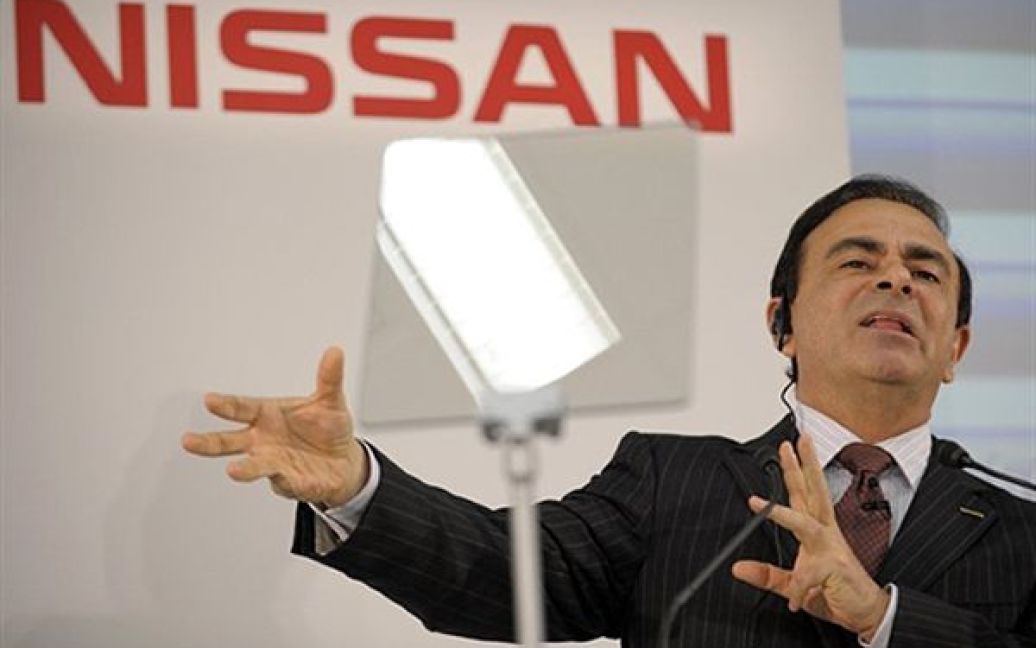 Прес-конференція голови компанії Nissan Карлоса Гона щодо прибутків компанії у 2009 році у Йокогамі. Гон відзначив, що останнім часом компанія орієнтується на вироблення гібридних автомобілів, які мають величезний успіх на ринку. / © AFP