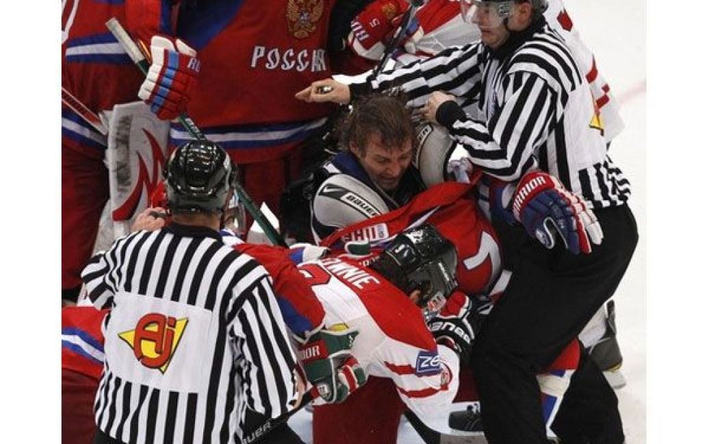 Росія розгромила Канаду на чемпіонаті світу з хокею з рахунком 5:2 і вийшла у півфінал. / © daylife.com