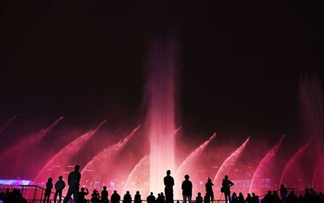 Відвідувачі насолоджуються Великим музичним фонтаном на Всесвітній виставці у Шанхаї. Організатори виставки очікують, що її відвідають більше 70 мільйонів людей протягом 6 місяців. / © AFP