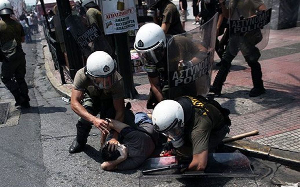 У Афінах 24-годинний страйк на знак протесту проти реформ у трудовому і пенсійному законодавстві переріс в сутички з поліцією, яка застосувала газ проти страйкуючих греків. / © AFP