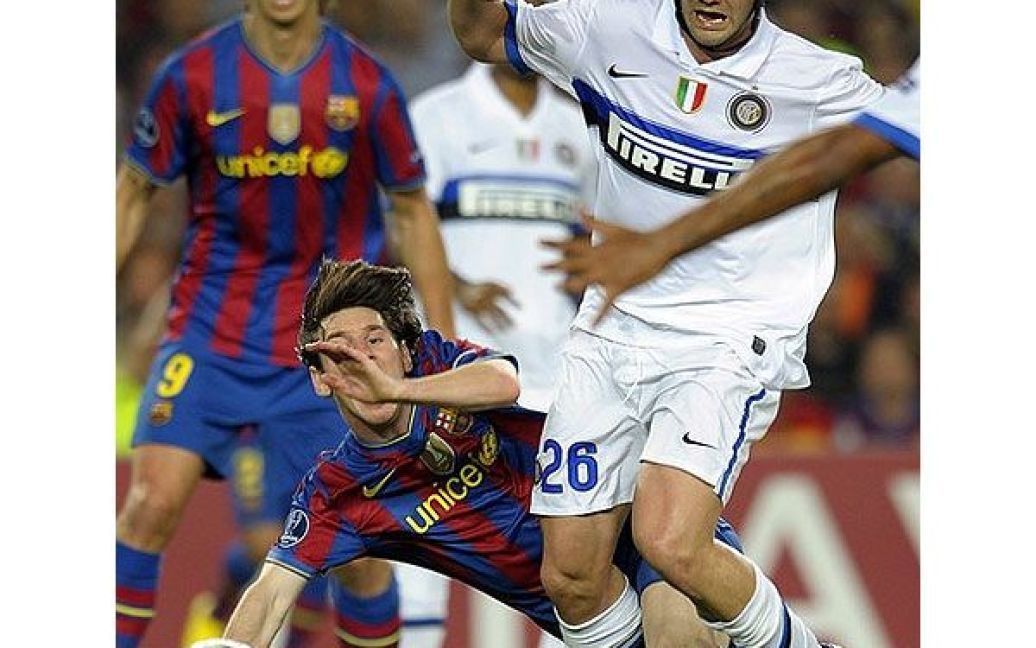 Лео Мессі ("Барселона") падає під час боротьби за м’яч з Чіву ("Інтер"). / © AFP