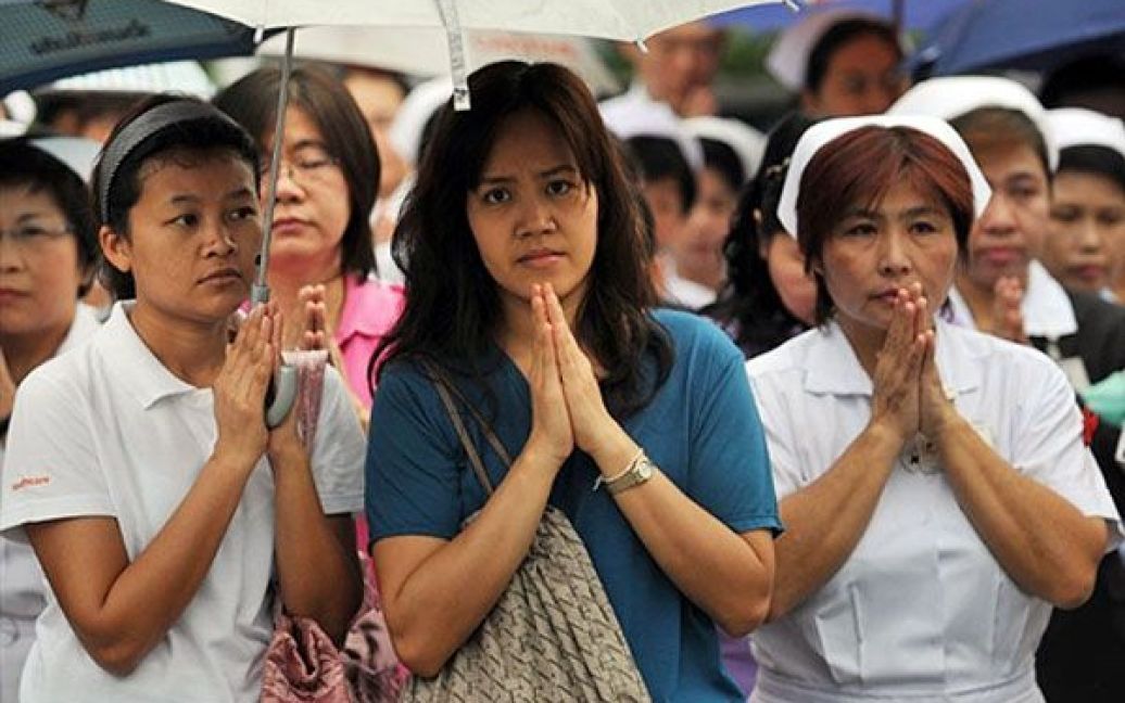 Таїланд, Бангкок. Люди зібрались на спільну молитву в парку Люмпіні у Бангкоку. Молитву провели, щоб благословити націю через тиждень після жорстокого розгону антиурядових демонстрантів у столиці країни. Влада Таїланду продовжила комендантську годину в Бангкоку і 23 провінціях. В країні намагаються відновити порядок після декількох тижнів протестів проти адміністрації прем&#039;єр-міністра Абхісіта Ветчачіви. / © AFP