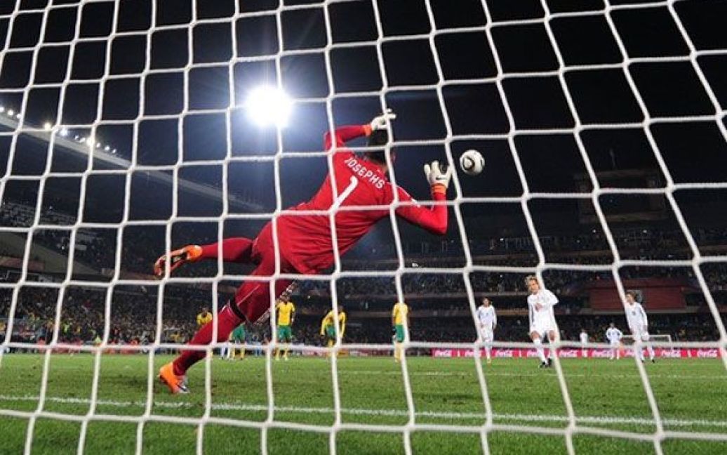 Дієго Форлан забиває пенальті у ворота ПАР. / © Getty Images/Fotobank