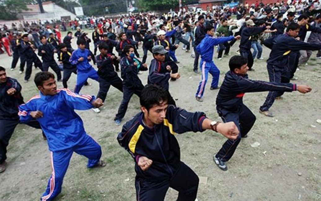 Тренування членів Непальської партії маоїстів з бойових мистецтв у Катманду. Опозиція Непалу збирається розпочати масштабні акції протесту 1 травня. / © AFP