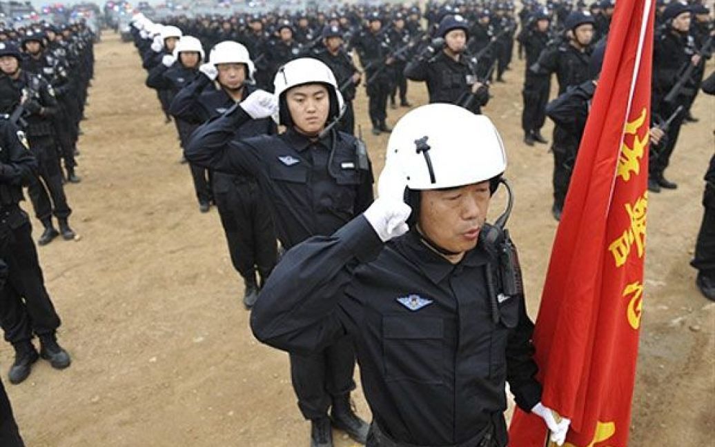 Пекін, Китай. Китайські поліцейські з підрозділу спеціального призначення провели показові тренування у Пекіні. Влада країни повідомила, що поліції вдалось розгромити основні осередки терору напередодні річниці кривавої трагедії у Сіньцзяні. Однак, офіційний Пекін заявляє, що загроза тероризму досі існує, і звинувачує "сепаратистів" у розпалюванні етнічних заворушень у Сіньцзяні. / © AFP