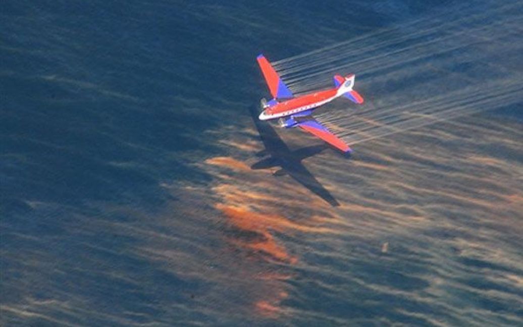 США. Літак берегової охорони США "Basler BT-67" розбризкують "розчинник" нафти над нафтовою плямою у Мексиканському заливі. Після аварії, яка сталась 5 травня 2010 року, більш 26 тисяч літрів хімікатів були використані для розгону нафтової плями. / © AFP