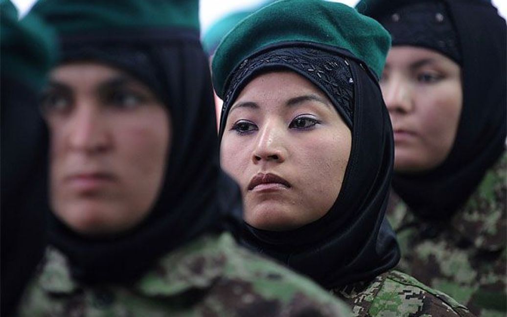 Афганістан, Кабул. Афганські жінки-офіцери складають присягу під час випускної церемонії у Кабулі. Афганська армія нещодавно почала набирати жінок-офіцерів для робіт у офісах. Чисельність афганської армії наразі складає близько 100 тисяч осіб, але планується, що до 2011 року чисельність зросте до 240 тисяч. / © 